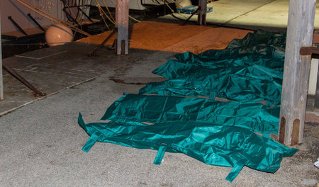 Die zugedeckten Leichen erfrorener Flüchtlinge am Montag im Hafe...