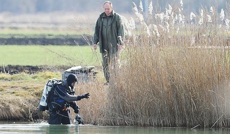 Taucher bei der Bergung der toten Franziska aus einem Weiher im ... Taucher bei der Bergung der toten Franziska aus einem Weiher im ...