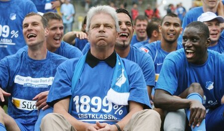 Auch der Betriebsrat bin ich! Dietmar Hopp mit seinen Sportlern ... Auch der Betriebsrat bin ich! Dietmar Hopp mit seinen Sportlern ...