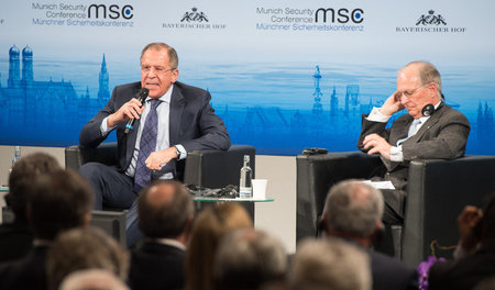 Der russische Außenminister Sergej Lawrow und der Organisator de...