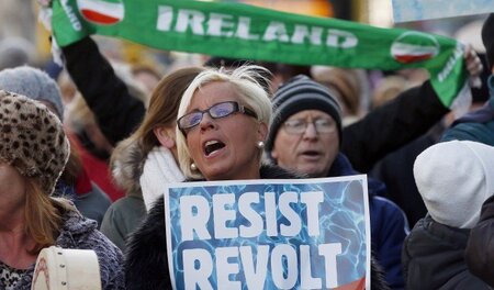 Keine Ruhe im scheinbar »geretteten« Irland: Protestaktion gegen... Keine Ruhe im scheinbar »geretteten« Irland: Protestaktion gegen...