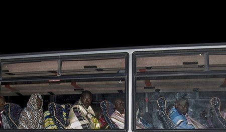 Überlebende des Flüchtlingsdramas am Montag in einem Bus auf Lam...