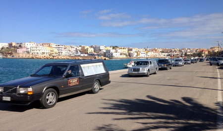 Eine lange Reihe von Leichenwagen wartet im Hafen von Lampedusa ...
