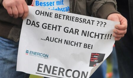 Protestaktion der IG Metall vor dem Werksgelände des Winkraftanl...
