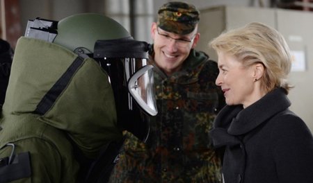 Kampfmittelbeseitigung: Wehrministerin Ursula von der Leyen beim...