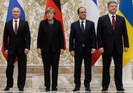 Gruppenfoto ohne Gastgeber: Putin, Merkel, Hollande und Porosche...