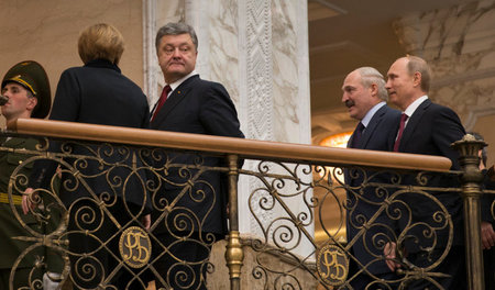 Verhandlungspartner in Minsk: Bundeskanzlerin Angela Merkel und ...