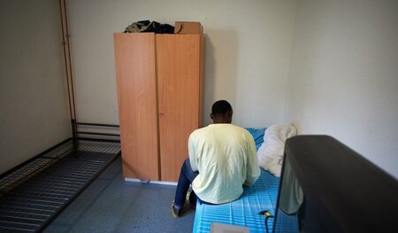 Lamine, ein Flüchtling aus Guinea, sitzt am Donnerstag in Schwer...