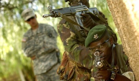 Das deutsche G-3-Gewehr ist weit verbreitet. Hier in den Händen ...