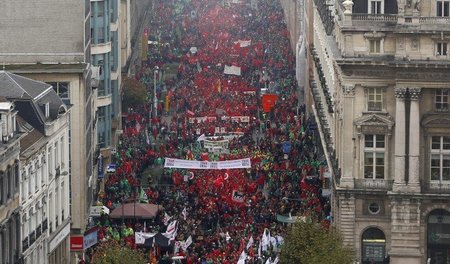 »Mit der Gründlichkeit der geschichtlichen Aktion wird also der ...
