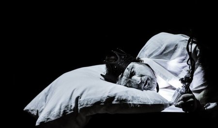 Es ist, als würden die Requisiten die Fahrt in Tiefe und Tragik ...