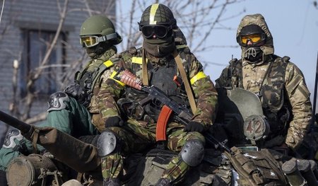 Soldaten der ukrainischen Armee am Donnerstag auf einem gepanzer...