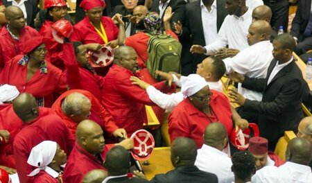 Weiß gekleidete »Sicherheitskräfte« gehen im südafrikanischen Pa...