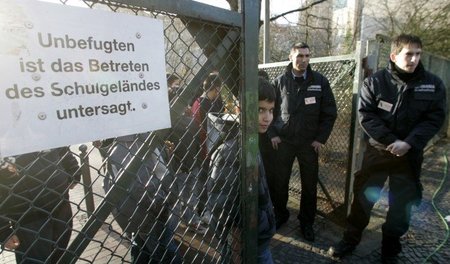 Staatliche Hoheitsaufgabe ausgelagert: Ein privater Wachdienst a... Staatliche Hoheitsaufgabe ausgelagert: Ein privater Wachdienst a...