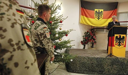 Schöne Bescherung: Bundespräsident Joachim Gauck beim Truppenbes...