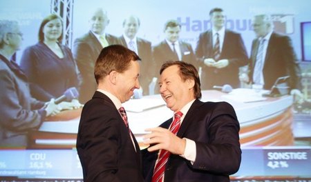 Professoren unter sich: AfD-Parteichef Bernd Lucke beglückwünsch...