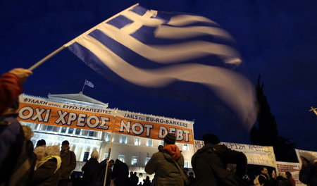 Demonstranten fordern am Montag abend in Athen »Gefängnis für di...