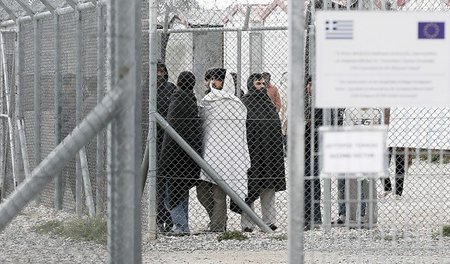 Hinter Zäunen weggesperrt: Flüchtlinge im Lager von Amygdaleza (...