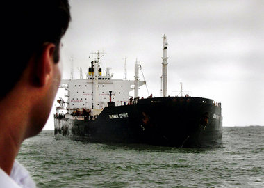 Unter griechischer Billigflagge: Der Tanker Tasman Spirit strand... Unter griechischer Billigflagge: Der Tanker Tasman Spirit strand...