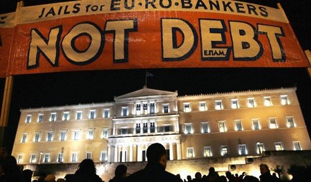 »Gefängnis für Banker, keine Schulden«: Proteste gegen die EU-Au...