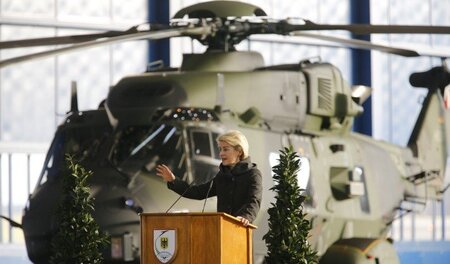 Ministerin vor Hubschrauber: 8,7 Milliarden Euro will Ursula von...