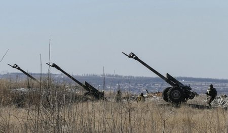 Feldhaubitzen ukrainischer Truppen bei Debalzewe (17.2.2015)