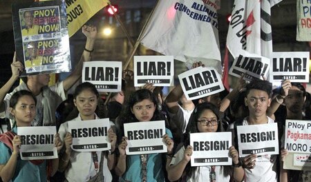 Philippinische Studenten fordern nach der Kommandoaktion gegen d... Philippinische Studenten fordern nach der Kommandoaktion gegen d...