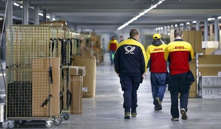 Den Investoren noch zu teuer: Post- und DHL-Mitarbeiter in einem...