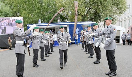Die Besen bleiben im Schrank: Vorführung des »Drillteams« der Bu...