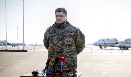 Kiewer Präsident Petro Poroschenko erklärt den Fall von Debalzew...