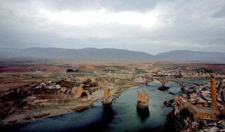 Die durch den Staudamm bedrohte historische Stadt Hasankeyf (Dez...
