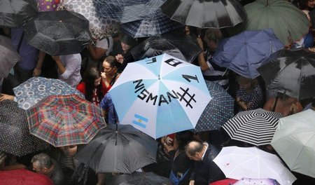 Gut abgeschirmt: Der Schweigemarsch für den verstorbenen Staatsa...