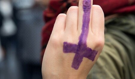 Stinkefinger für Abtreibungsgegner: Hunderte Feministinnen und L...