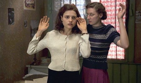 Mala Emde (l.) als Anne Frank und Rosalie Ernst als deren Schwes...
