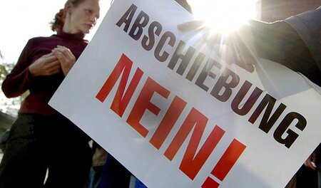 Kundgebung gegen Abschiebungen vor der Hamburger Ausländerbehörd...