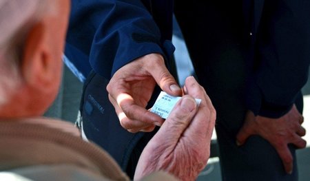 »Die Fahrausweise bitte!« - eine Kontrolle in der Strassenbahn v...