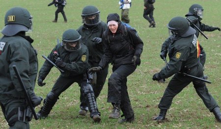 Staatsmacht außer Kontrolle: Polizeiangriff auf eine Antiatomakt... Staatsmacht außer Kontrolle: Polizeiangriff auf eine Antiatomakt...