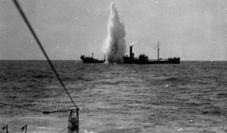 Das deutsche Unterseeboot »U 35« torpediert am 7. April 1917 im ...