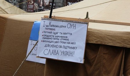Bitte um Munitionsspenden auf dem Maidan im Februar 2014