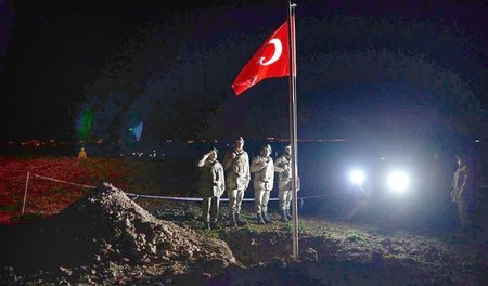 Beim syrischen Dorf Esmesi, 200 Meter von der Grenze entfernt, s...