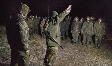 Austausch von Kriegsgefangenen zwischen ukrainischer Armee und A...