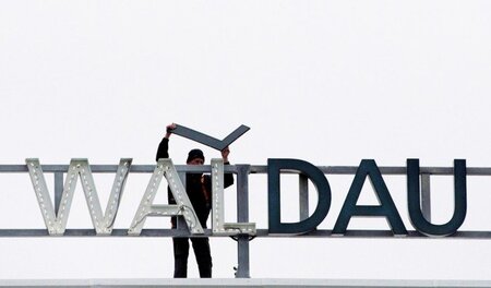 Zuletzt kam die Leuchtschrift aufs Dach: Kickers-Arenau auf der ...