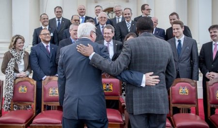 Umarmungsstrategie: Frank-Walter Steinmeier mit dem kenianischen...
