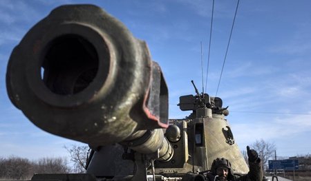 Kiews Truppen fahren in der Ostukraine &ndash; wie hier am Monta...