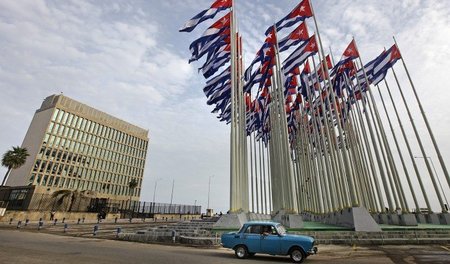 Kubanische Fahnen neben der US-Interessenvertretung in Havanna (...