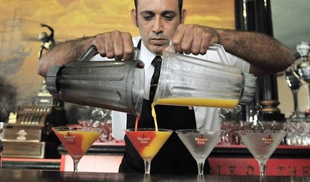 Hier gibt es den richtigen »Havana Club«: Barkeeper in der Bar »...