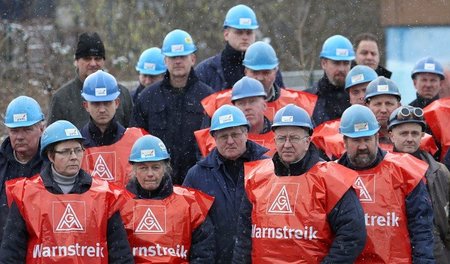 An den bundesweiten Warnstreiks der IG Metall im Vorfeld der Tar... An den bundesweiten Warnstreiks der IG Metall im Vorfeld der Tar...