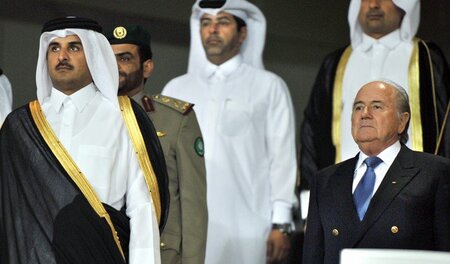 Strammstehen vor klimatischen Verhältnissen: Emir von Katar und ... Strammstehen vor klimatischen Verhältnissen: Emir von Katar und ...