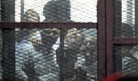 Hinter Gittern: Aktivisten vor der Verurteilung am 23. Februar i...