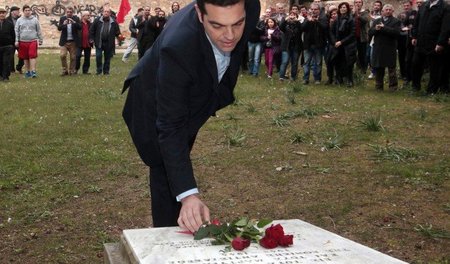 Rote Rosen für den Widerstand: Griechenlands Regierungschef Tsip...
